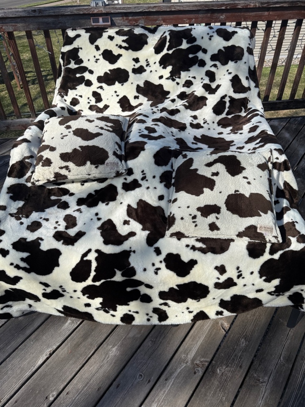 Cowhide-Pattern Plush Throw Blanket in Black & White - Cozy Accent